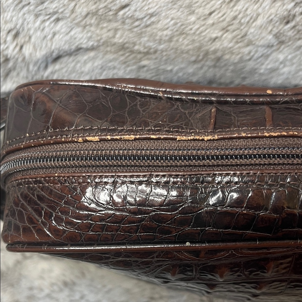 Sandra Roberts Sleek Brown Crossbody Bag - Picture 4 of 9